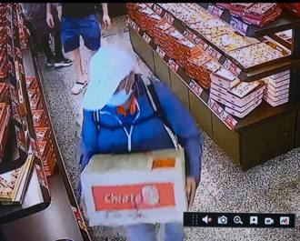 闖名店趁亂「抱走整箱鳳梨酥」 白帽阿北投案了