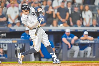 MLB》法官開轟 洋基續命 扭轉落後5分劣勢 逆襲藍鳥