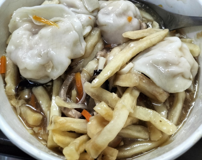 一名女网友分享，冰过的薯条直接泡进酸辣汤里面，其实很好吃。（图／翻摄自脸书「爆废公社二馆」）