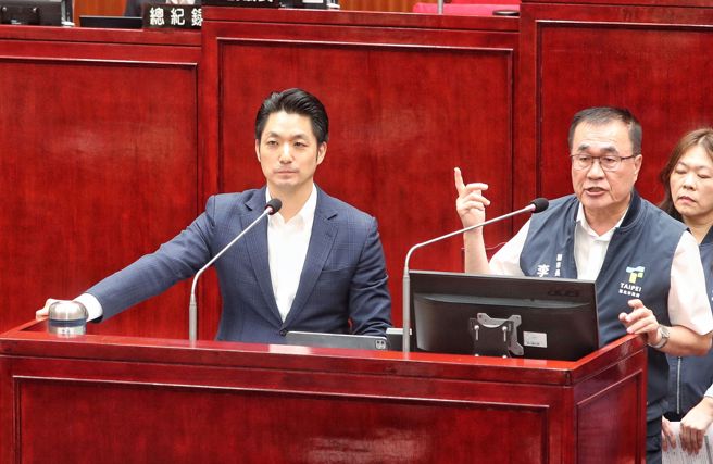 台北市長蔣萬安(左)9日出席台北市議會施政報告與答詢,議員關切集中在輝達北士科案,副市長李四川(右)表示,新壽有口頭提出補償方案,但卻遲遲未發文。(王英豪攝)