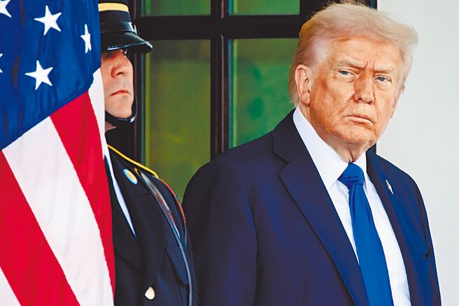 美國總統川普周五將接受體檢。近幾個月來，川普身上出現明顯的瘀青與腫脹，引發外界對其健康狀況的臆測。圖／美聯社