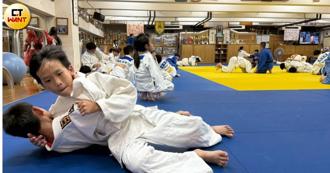 淹水中的冠军1／潮湿与霉味摔出61面金牌　明德高中柔道队让人惊艳