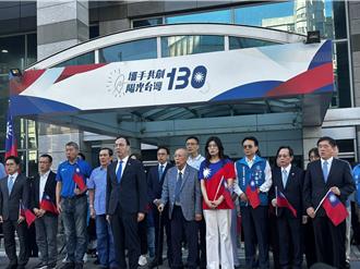 黨部國慶升旗擁抱鄭麗文  朱立倫急撇清：跟每個候選人都有擁抱