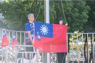 世壯運3金好手當升旗手   林口歡慶國慶旗海飄揚