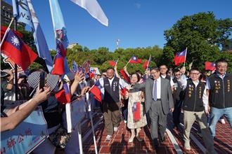 竹縣府廣場慶雙十  6000面國旗飛揚  洋溢歡樂氣氛