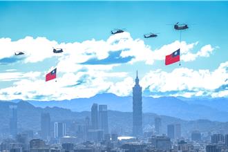 國慶限定畫面！ 直擊陸軍CH-47直升機掛巨幅國旗同框101大樓