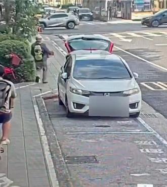 「國家級特務」搬走整箱知名鳳梨酥 阿北投案：全捐給弱勢