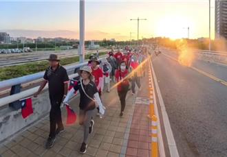 金门大桥变旗海！佛光山庆双十健走 2500公里步数化爱心