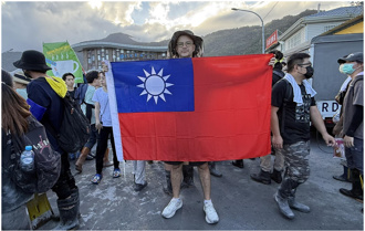 吳鳳救災不忘慶雙十節！亮國旗高喊：我愛台灣