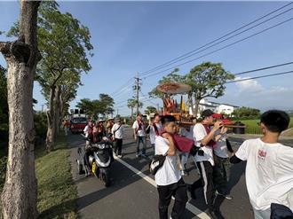 嘉市玉三妈徒步百里进香13年 他骑身障车全程护驾