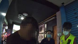 太離譜！醉男撞公車站不穩慘摔2次　酒測值飆破1.12