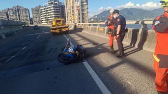 快訊》台64重機騎士自撞護欄    「墜橋10米」命危