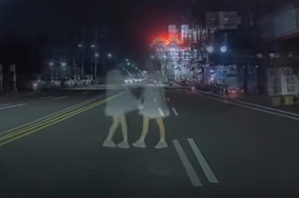 「短洋裝白衣女」路中央拉裙翩翩起舞 行車記錄起影像曝光