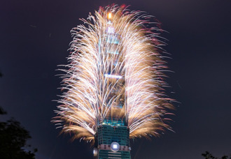 影》史無前例！台北101「煙火＋500架無人機」慶祝國慶