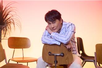 孝親獎》張信哲首挑戰台語歌〈皺紋寫字〉 孝順獻給85歲媽媽