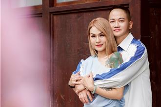 從鷹架摔下都不怕！拆屋老闆人生逆轉老婆搬廢土助攻