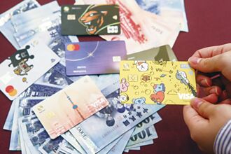 國人8月刷卡金額 同期新高