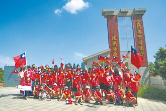 慶雙十 金門垵湖分校遊街揮旗