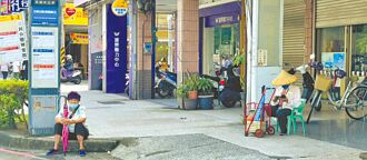 高雄4378公車站無座椅 嬤坐地等車