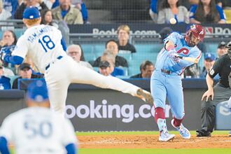 MLB》席瓦伯雙響炮 費城人成功續命