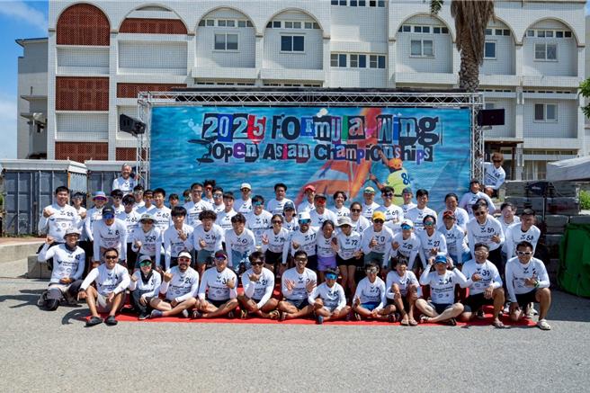 2025年亚洲翼帆锦标赛9日在澎湖开赛，来自12个国家的70名顶尖翼帆选手齐聚一堂。（澎湖帆船协会提供／许逸民澎湖传真）