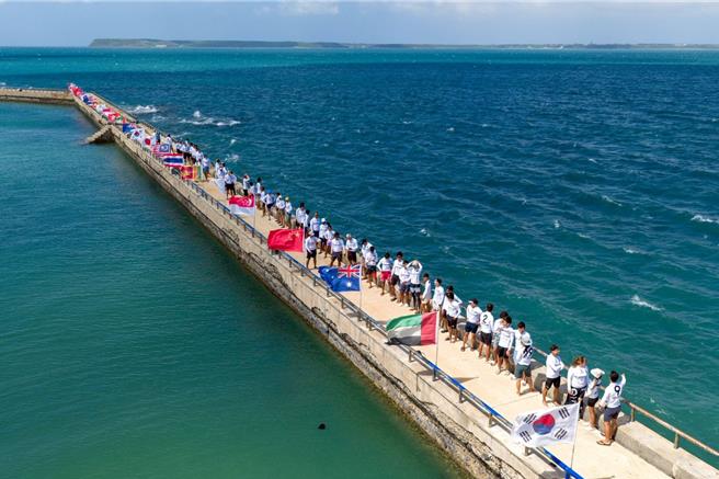 澎湖拥有稳定的风力与优异的海域条件，展现风帆运动世界级海域条件，近年来已成为亚洲新兴的风帆运动中心。（澎湖帆船协会提供／许逸民澎湖传真）