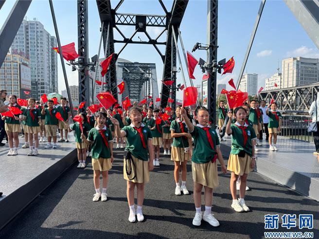 陆朝边境陆运邮路正式恢復。图为中朝边界断桥。（新华社）