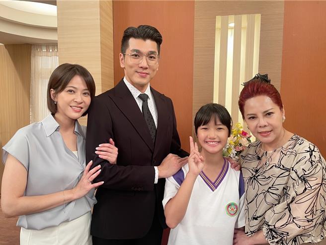 锦雯在《好运来》剧中儿子外遇，导致家庭破裂。苏晏霈（左起）、吴政澔、萧晴曦、锦雯。（民视提供）