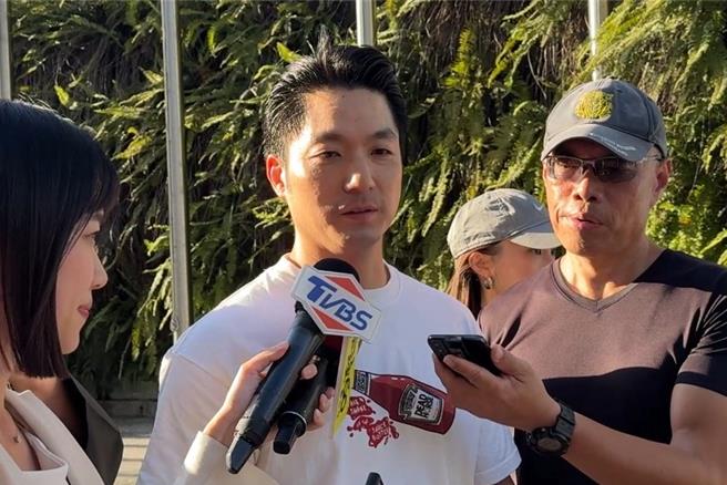 台中捷運9日在臉書發文預告，將可用iPhone和Apple Watch當作捷運車票。台北市長蔣萬安10日說，北捷硬體閘門更新10月就已經完成，票證服務部分像QR Code乘車碼預期明年1月就會開始。（張珈瑄攝）