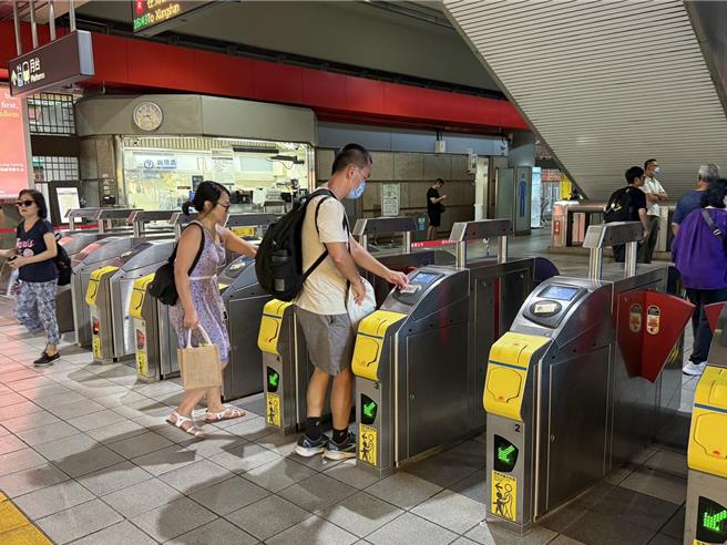 台北捷運公司指出，QR乘車碼預計明年1月起與公車系統同步開放使用，信用卡乘車則將由收單銀行台新銀行依契約自明年1月起先進行6個月上線使用驗測，測試順利，預計明年7月全面開放。（張珈瑄攝）