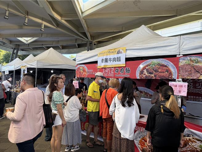 北市商業處指出，今年「黑白交鋒 王者爭霸」競賽共分為「鮮食組」及「調理包組」，鮮食組分為紅燒、清燉及創意，調理包組則分為紅燒、清燉2類項，為期3日共計154組參與競賽。（張珈瑄攝）