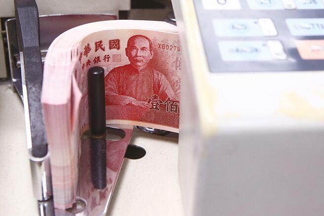 銀行局公布國銀前八月稅前盈餘達4,055.6億元。圖／本報資料照片