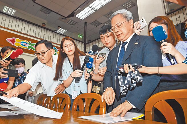 经济部长龚明鑫（右）9日在立法院受访时表示，辉达目前仍以北士科T17、T18基地为亚太总部首选地点，但因土地属新光人寿持有，北市府、辉达与新寿三方在地上权谈判上仍待协调；经济部已同步盘点其他替代方案，但强调「T17、T18仍是辉达最喜欢的地点」。（邓博仁摄）