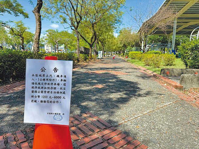 宜蘭縣羅東運動公園風雨球場啟用1年多來，成為民眾運動新熱點，但周邊機車停車位不足，不少人乾脆停在人行道上影響通行與景觀，引發居民抱怨四起。（吳佩蓉攝）