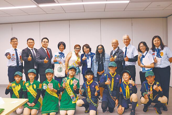 嘉义市长黄敏惠（后排左六）率府团队及嘉大附小童军团，与美国女童军总会首席资金发展官Meridith（后排左五）交流合照。（嘉市府提供／廖素慧嘉市传真）