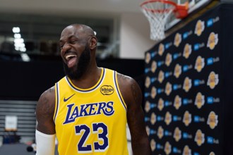 NBA》已有1個多月沒碰籃球！詹皇生涯首度缺席開幕戰