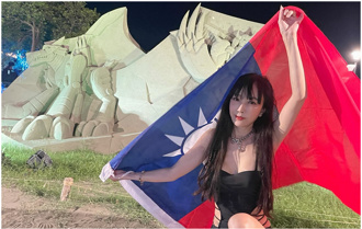 58岁美魔女上山又下海！挖空泳衣「秀国旗」高喊：生日快乐