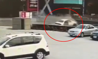 恐怖瞬間曝光！男連假開車探視老母 撞重機衝護欄「狂轉1圈」慘死