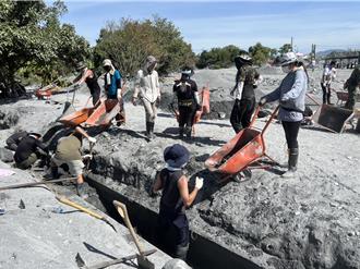 花莲光復连假涌近6千人 季连成：需要「勺子超人」清侧沟