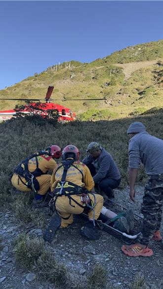 登山客高山症、領隊昏厥 空勤總隊清晨雙救援成功