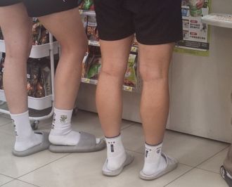 年輕人流行穿「襪子＋拖鞋」他喊看不懂 兩派吵翻