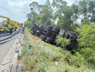 国道惊魂！大货车驾驶恍神「撞护栏衝边坡」 1人轻伤送医