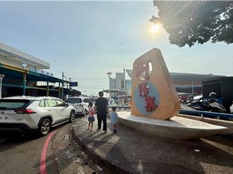 高雄蚵仔寮連假塞爆！遊客怨等20分鐘 魚市場人車爭道