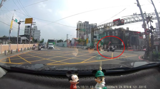 囂張！無視平交道遮斷桿放下　鶯歌機車騎士強行闖越