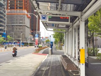 公車站牌隱藏功能曝！悠遊卡靠近一刷有驚喜 網驚呼長知識