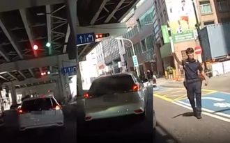 快車道切慢車道！她走「右轉車道」遭警攔喊：哪裡違規