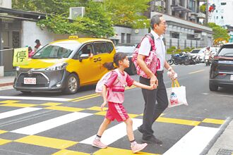 科技＋號誌預警機制 防人車事故