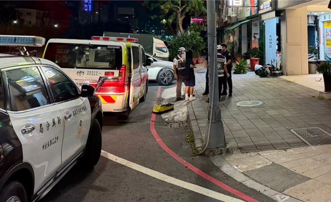 蔡行年轻骑士疑似因劝阻汽车驾驶抽菸被尾随追车导致自摔，所幸无大碍，警方将追究汽车肇责与与刑事责任。（警方提供）