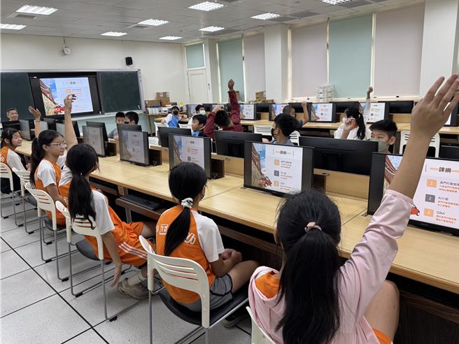 课堂上小朋友们踊跃发问，对「阿特」能同时当导游、翻译和客服感到惊奇，现场互动热烈。（图／金门县政府）