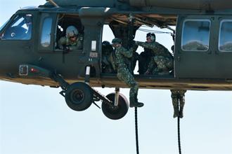 【特訓中心突擊幹訓班114-2期「直升機快速繩下降訓練」】敵後滲透狀況演練 強化突擊戰力